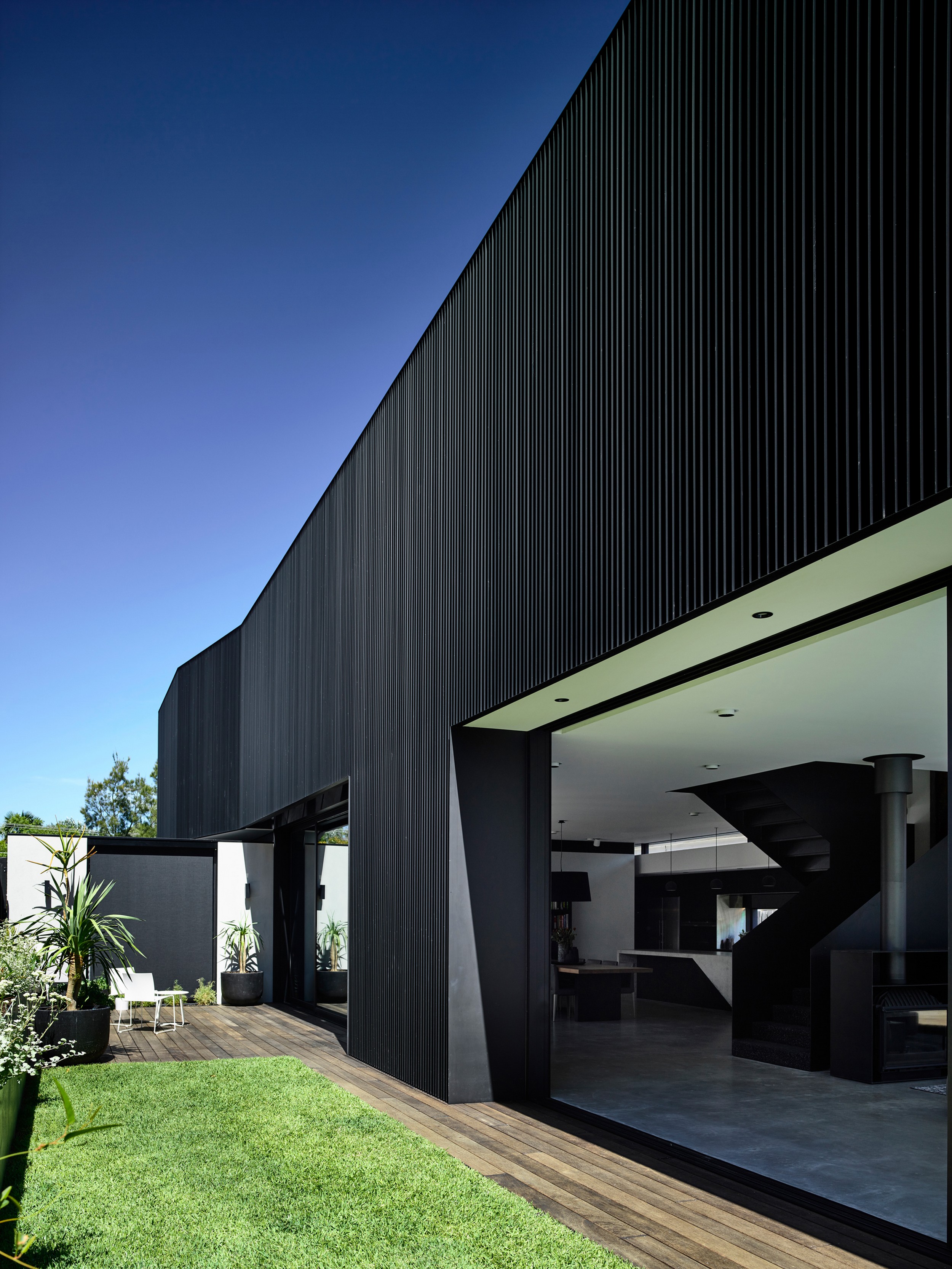 Красивый черный дом. HQROOM архитектура. Черный дом. Современный дом. Черный фасад.