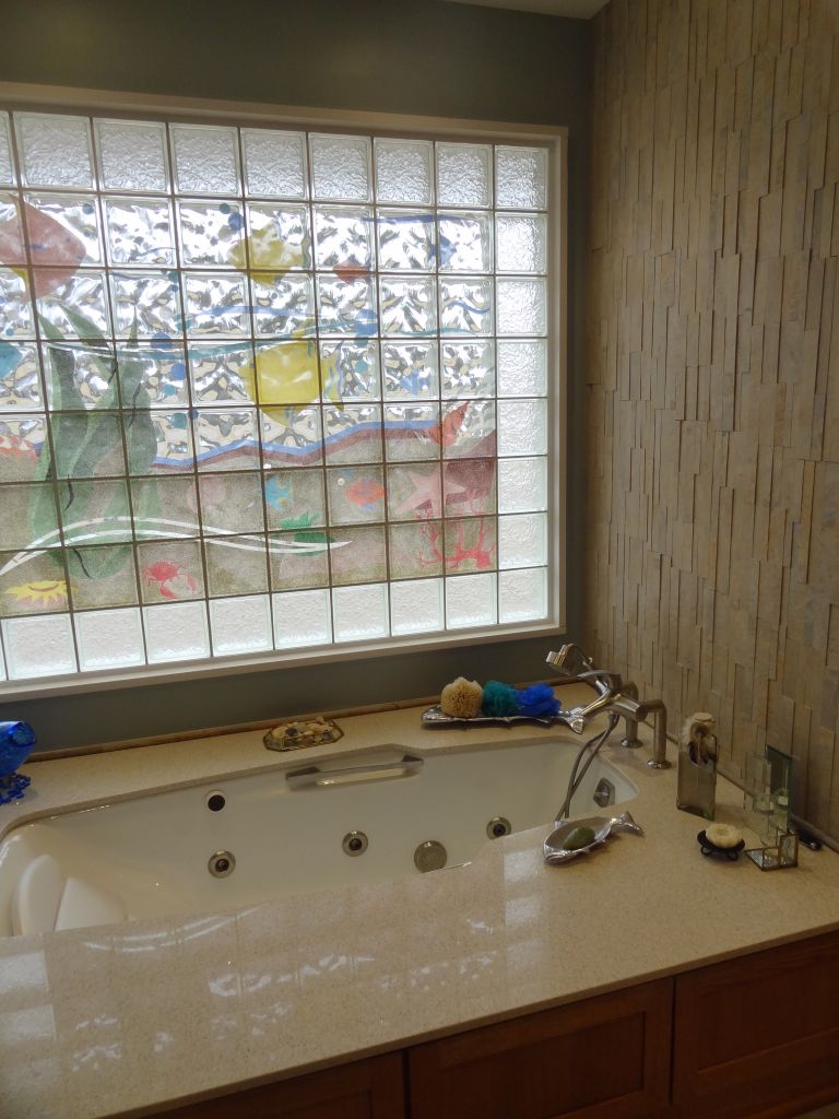 Зачем в ваннах делали окна. Окно между ванной и кухней. Окно в ванной. Окно в ванную хрущевка. Декор окна между ванной и кухней.