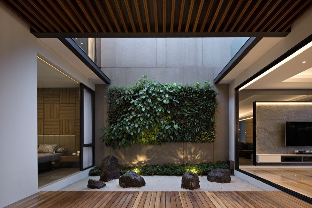 A small internal courtyard separates the day and night zones