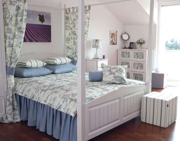 Дизайн спальни на мансарде в стиле прованс