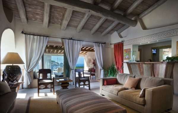 Дизайн спальни на мансарде в средиземноморском стиле