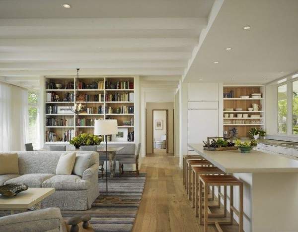Красивый интерьер зала с кухней в частном доме в современном стиле