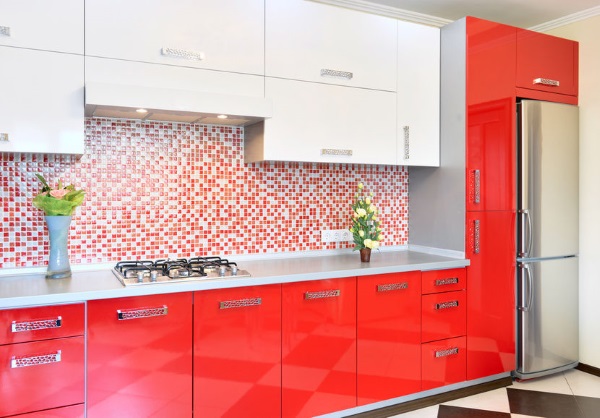 Красная кухня в интерьере фото 19