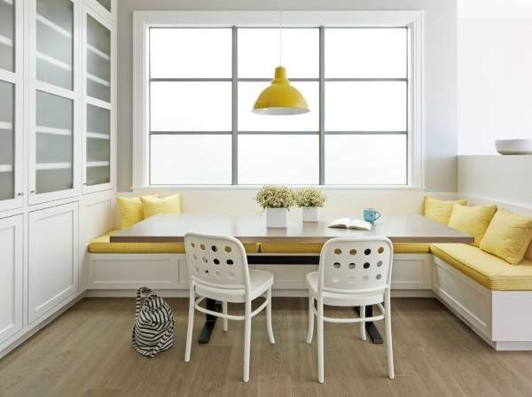 желтый угловой диван на кухню