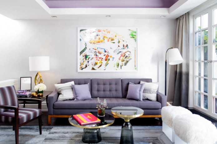 диван в гостиной лавандового цвета