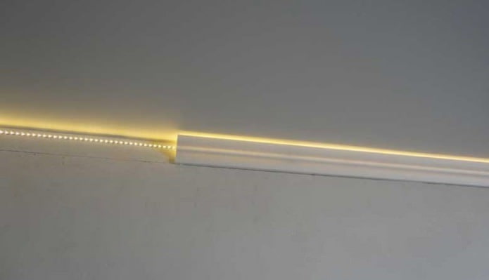 Плинтус с скрытой подсветкой для натяжного потолка 
