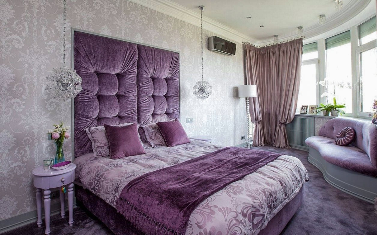 серые обои в спальне с фиолетовой кроватью