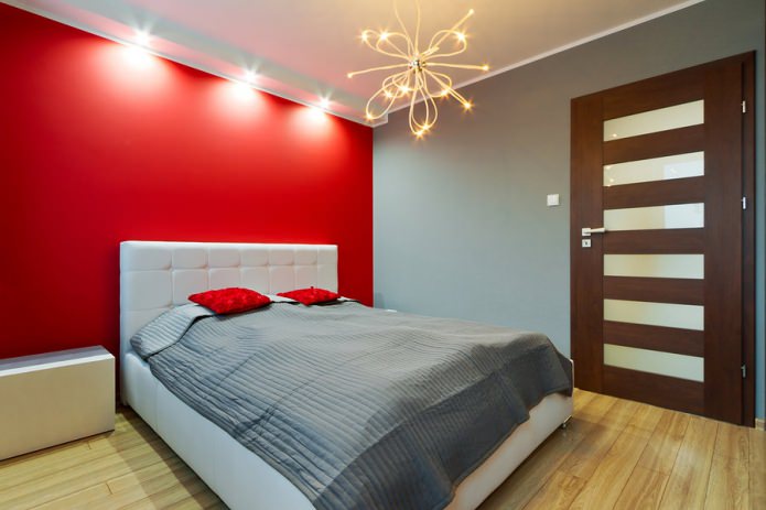комната в стиле минимализм с красной акцентной стеной