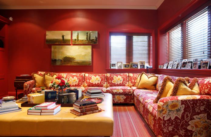 Красно-желтый диван с рисунком