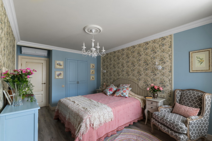 спальня в стиле прованс с отделкой в разных цветах