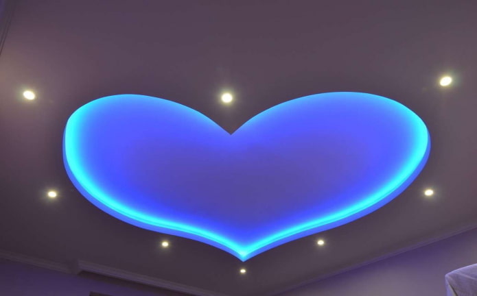 синий парящий потолок в виде сердца