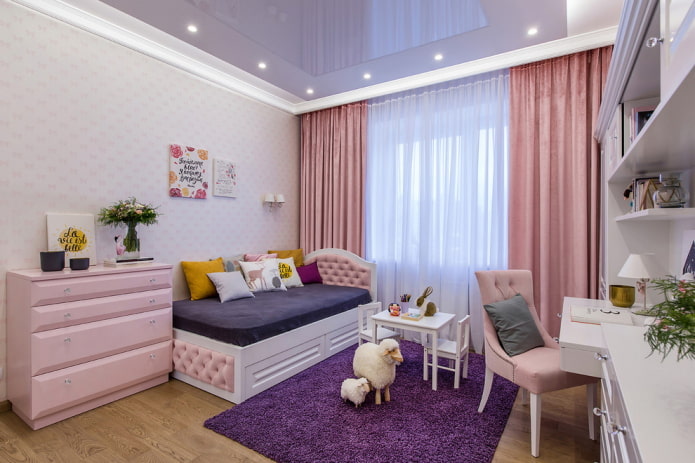потолок фиолетового цвета в детской комнате