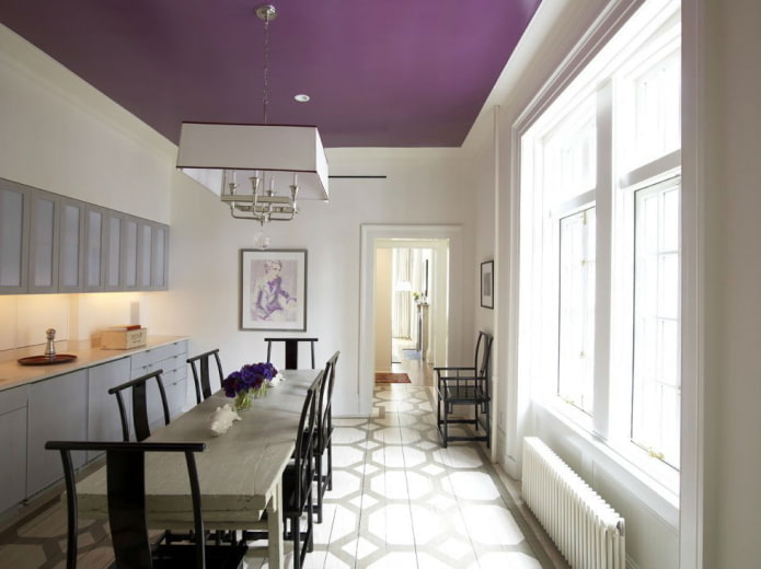 фиолетовый потолок в интерьере кухни