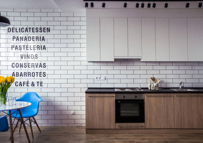 надписи на стене в интерьере кухни