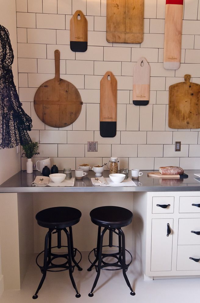 разделочные доски на стене на кухне