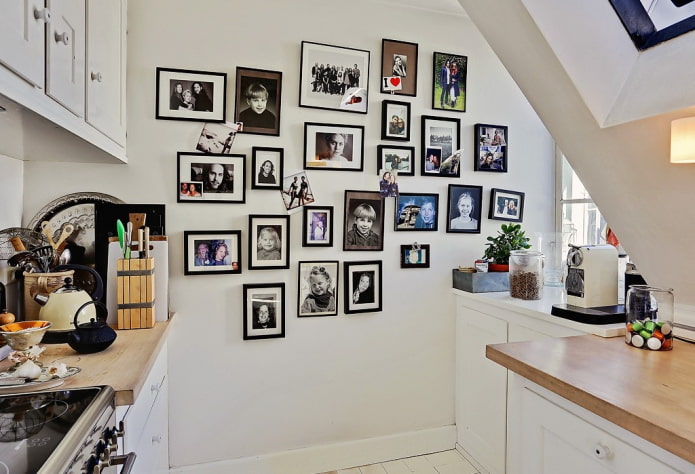 фотографии на стене в интерьере кухни