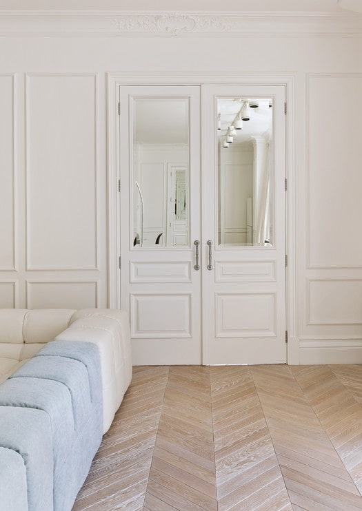 двери белого цвета с зеркальными вставками в интерьере