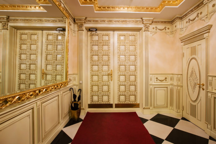 двери в интерьере прихожей в классическом стиле