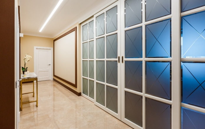 белые двери со стеклянными вставками в интерьере