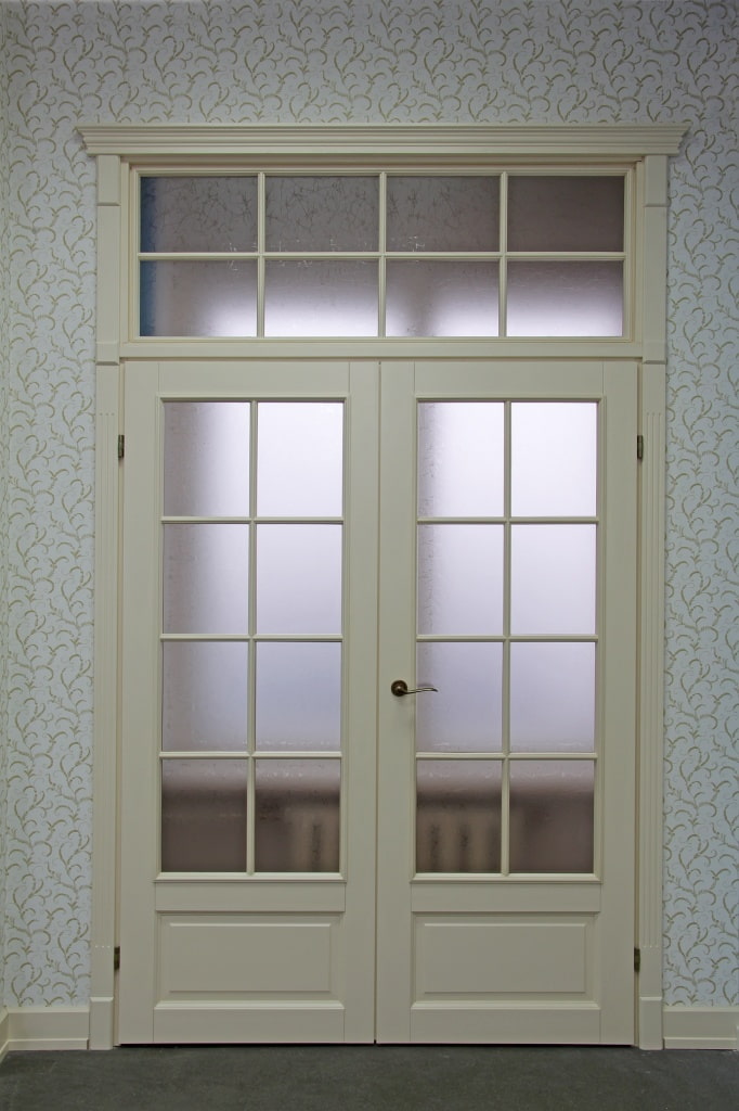 двери со стеклом-решеткой в интерьере