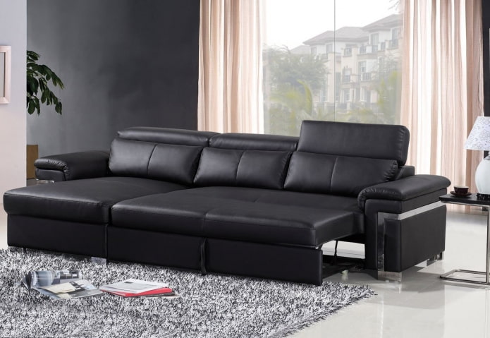 черный раскладной диван в интерьере