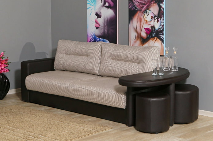 раскладной диван со столом в интерьере