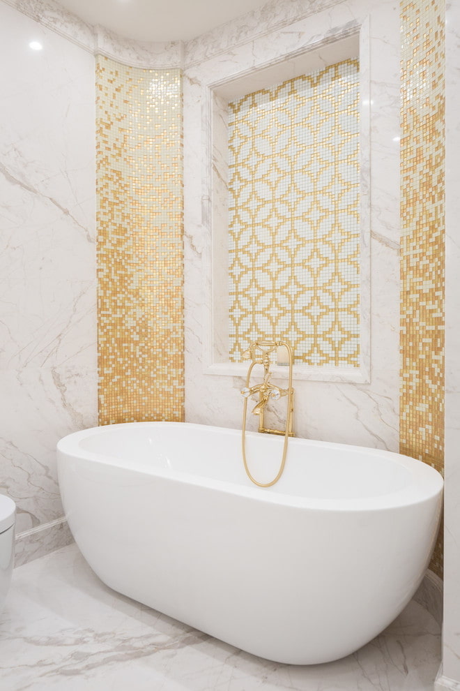 интерьер ванной в бело-золотых тонах
