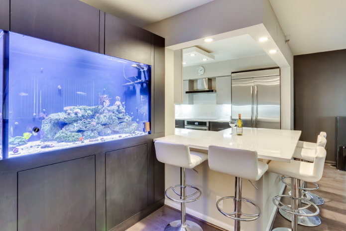 интерьер кухни с аквариумом
