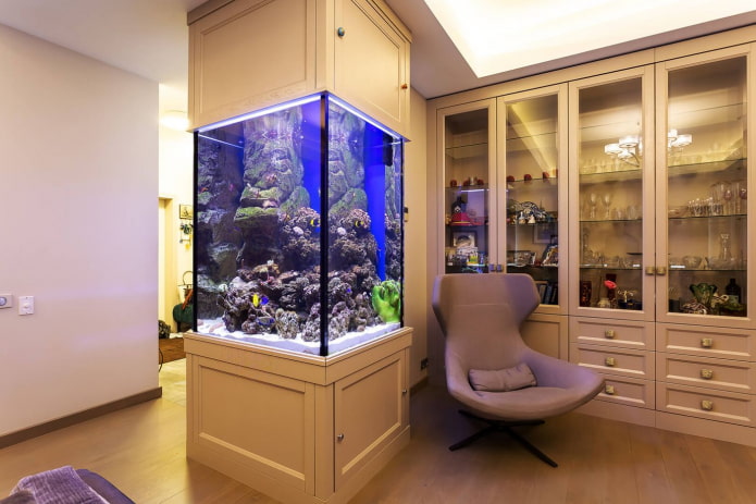 интерьер с аквариумом встроенным в мебель