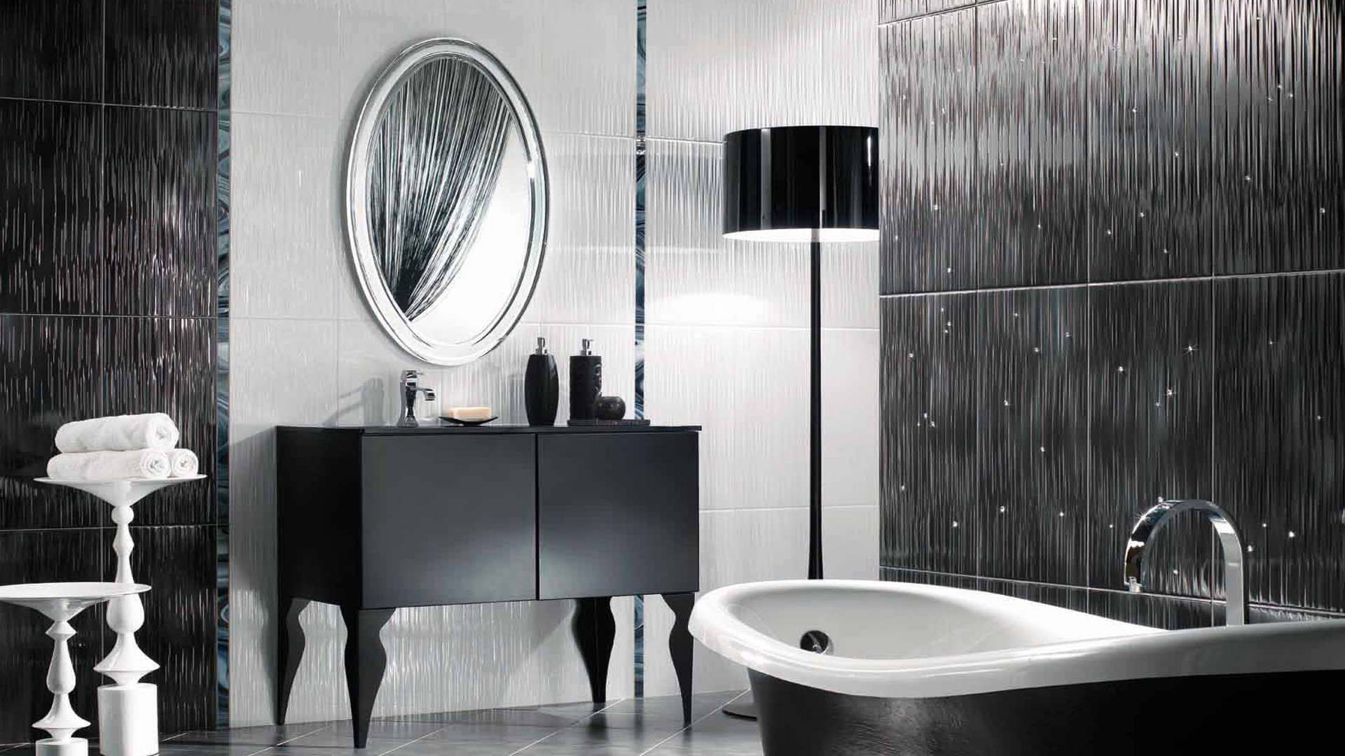 Ванная комната черно-белого цвета со стильным дизайном