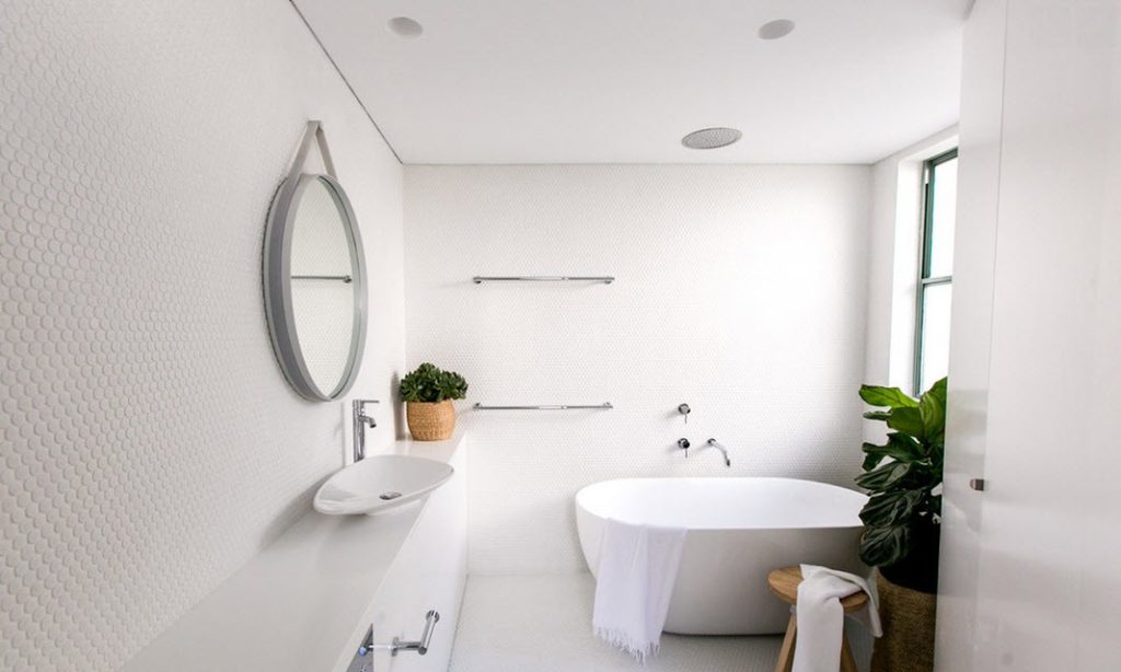 Белая ванная комната красиво и функционально