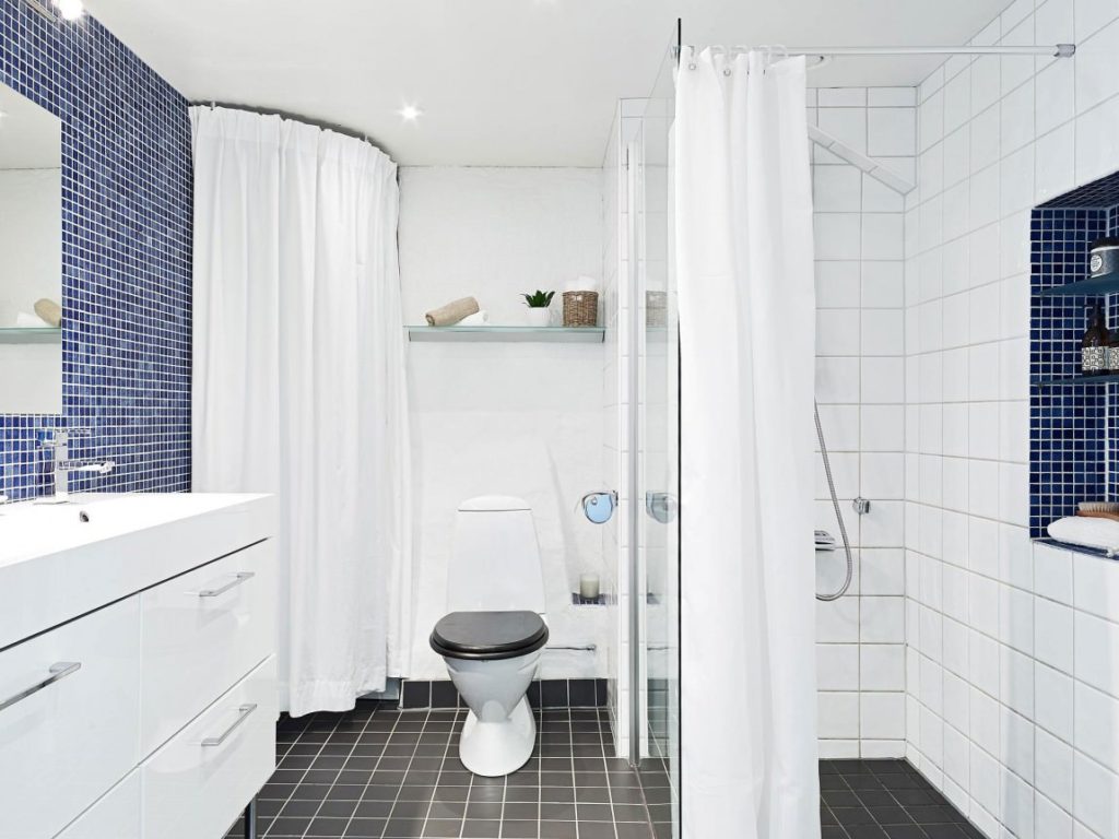 Белая ванная комната скандинавский стиль и синий