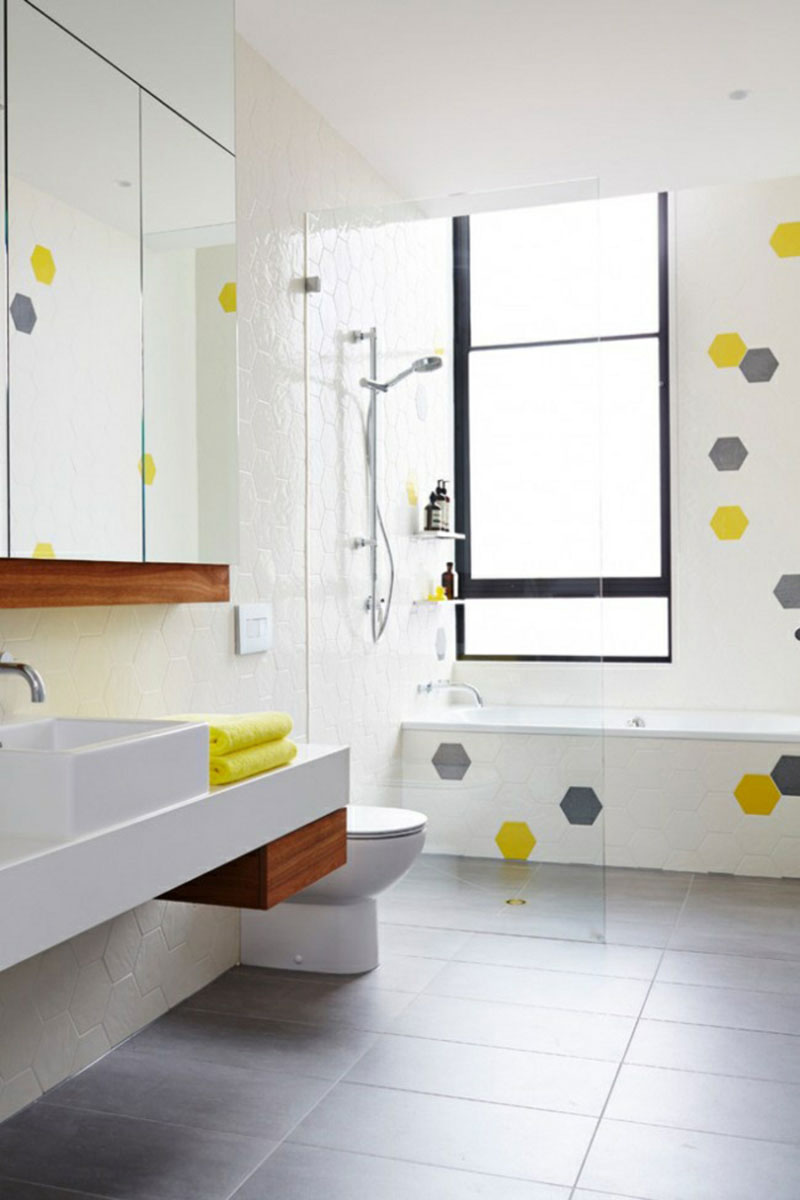 Белая ванная комната скандинавский стиль и желтый