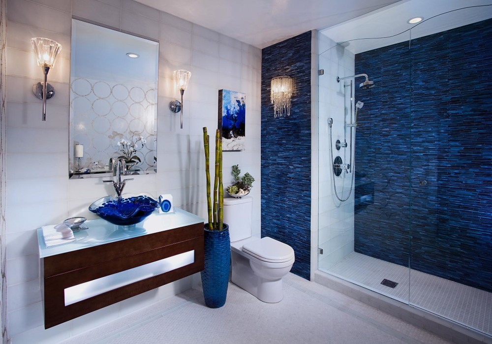 Белая ванная комната средиземноморский стиль с голубым