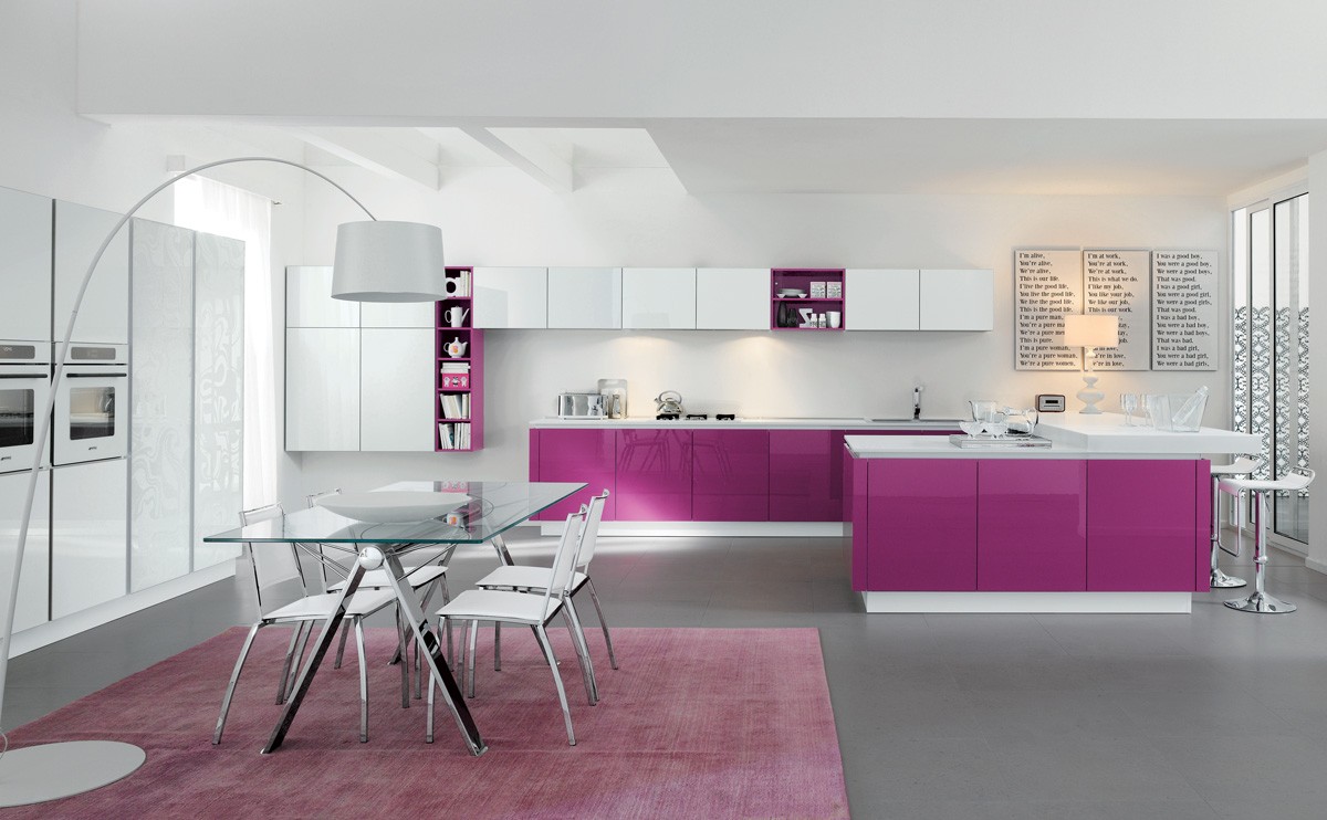 Фиолетовая кухня с глянцем