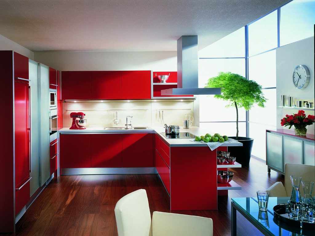 идея светлого дизайна красной кухни