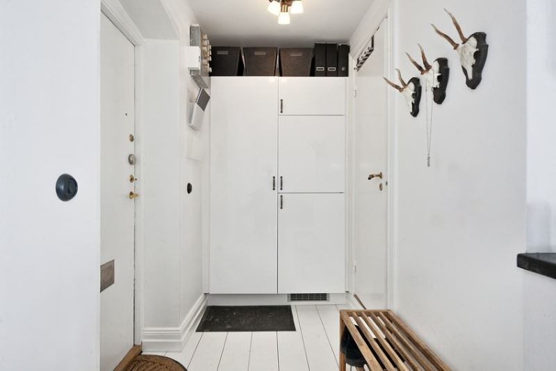 Белые межкомнатные двери в дизайне небольшого коридора