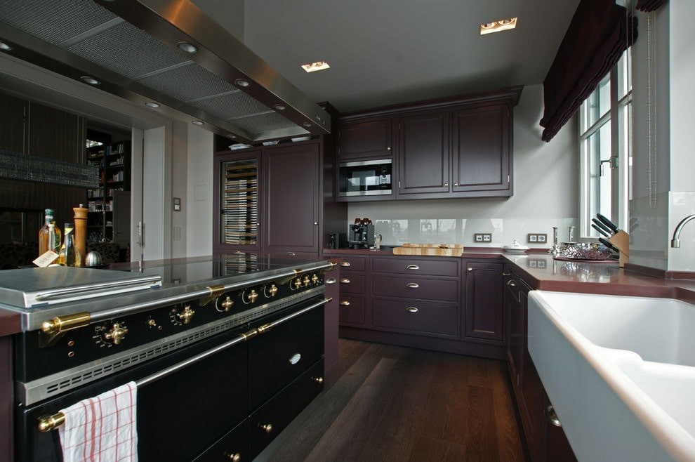 Интерьер фиолетовой кухни в стиле классика