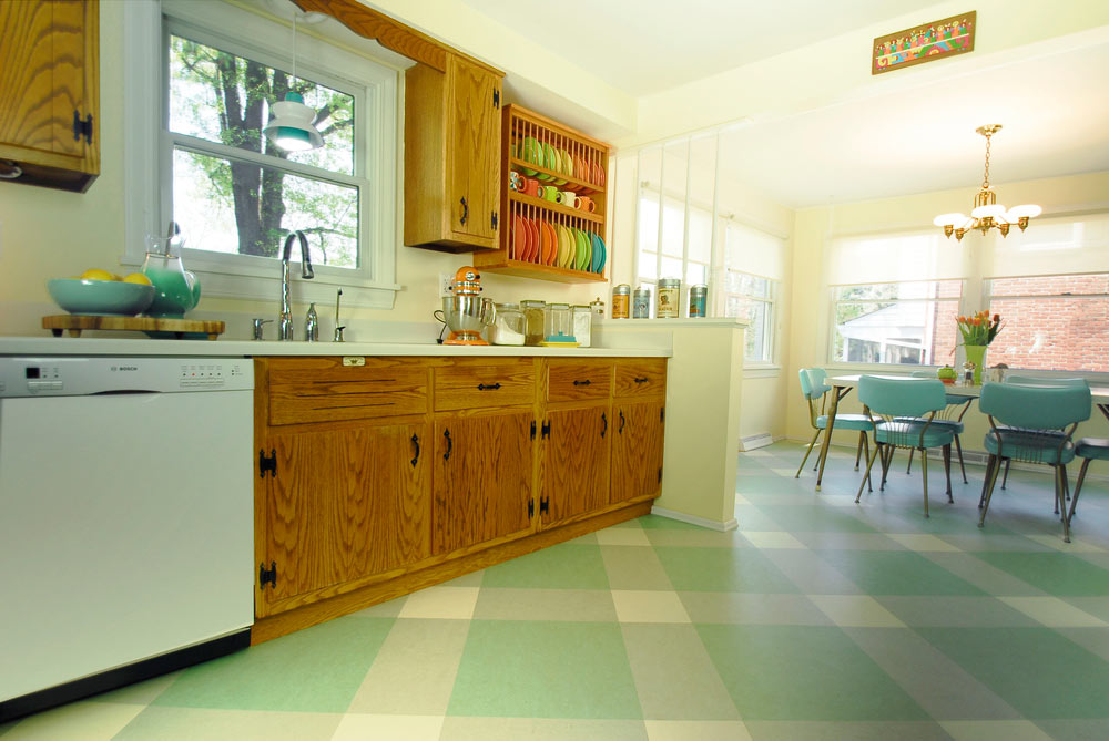 Дизайн кухни-столовой с напольным покрытием мятного цвета
