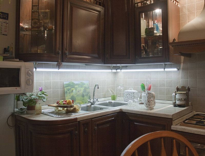 Белая подсветка мойки и рабочих поверхностей на кухне