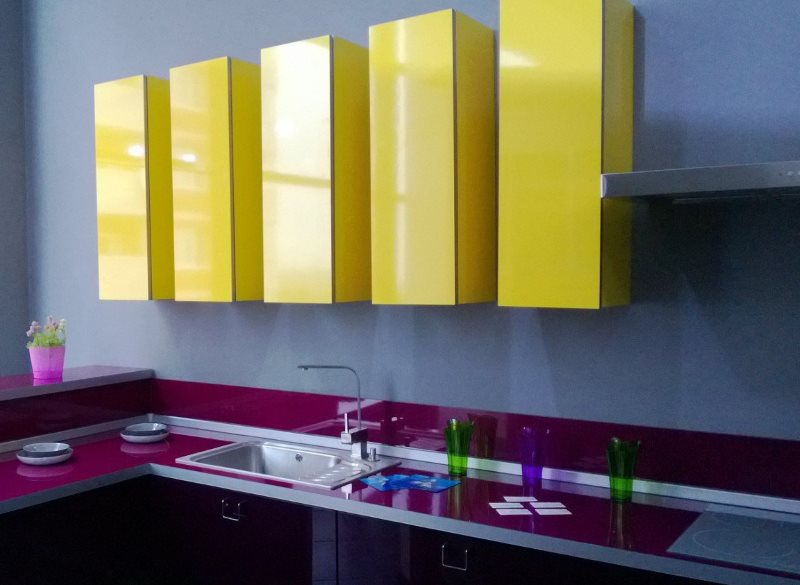 Подвесные шкафчики желтого цвета на кухне с фиолетовой столешницей