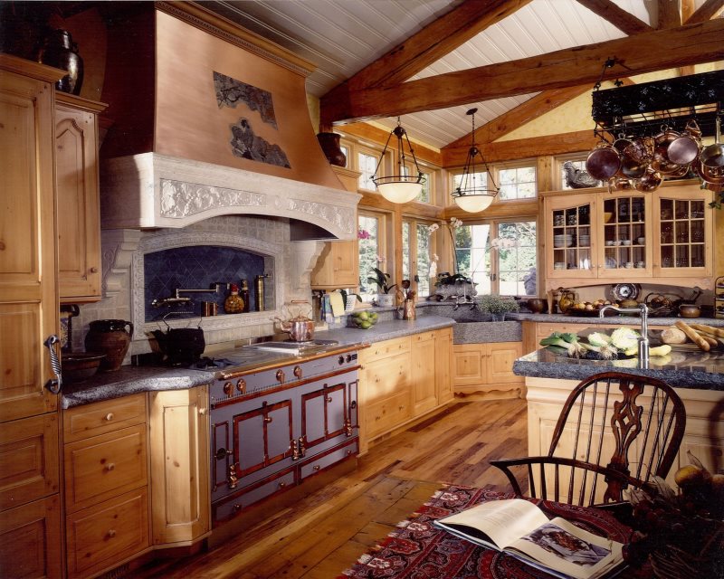 Интерьер кухни в стиле кантри с деревянной мебелью