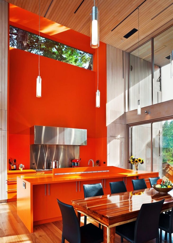 Оранжевая стена на кухне с панорамным окном