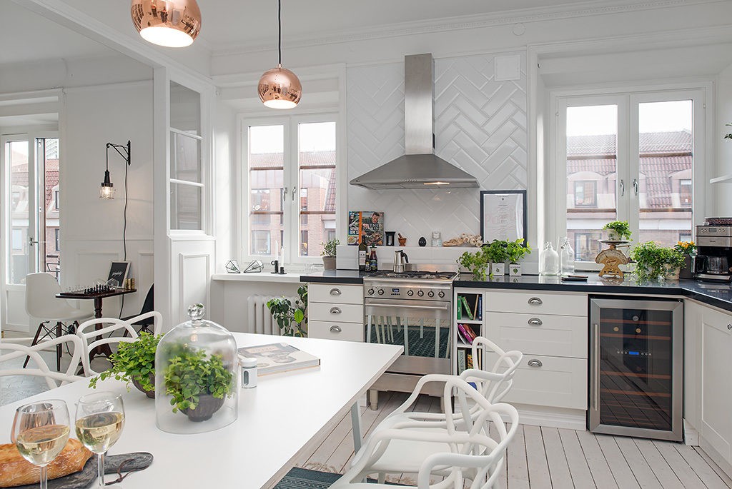 Просторная кухня с белой мебелью в скандинавском стиле