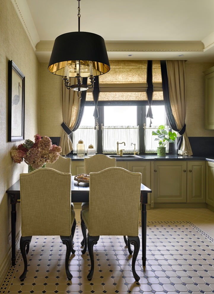 Комбинация классических штор с римской моделью на окне кухни