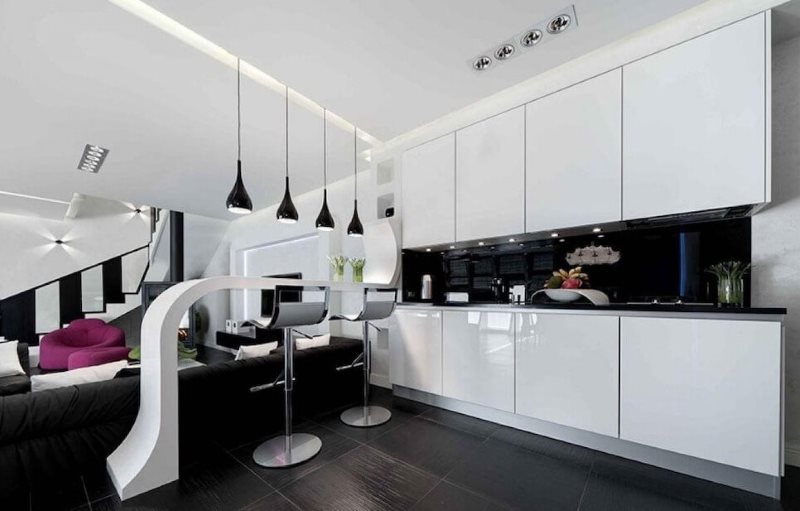 Белый гарнитур в кухне-гостиной стиля хай-тек