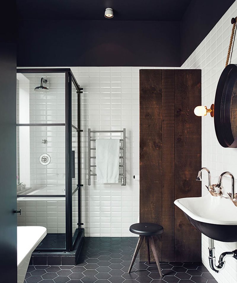 Черный потолок ванной с деревянной дверью