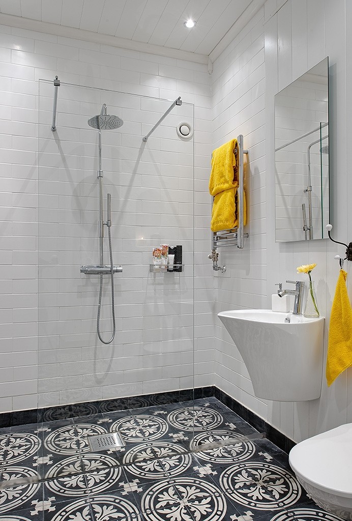 Желтые полотенца в белой ванной комнате