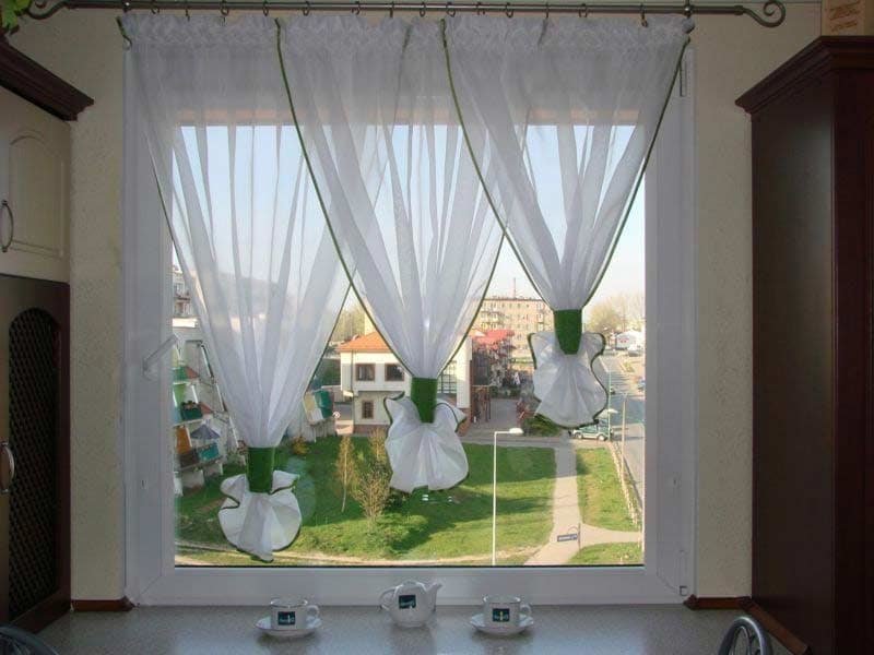Короткие тюлевые занавески на кухонном окне