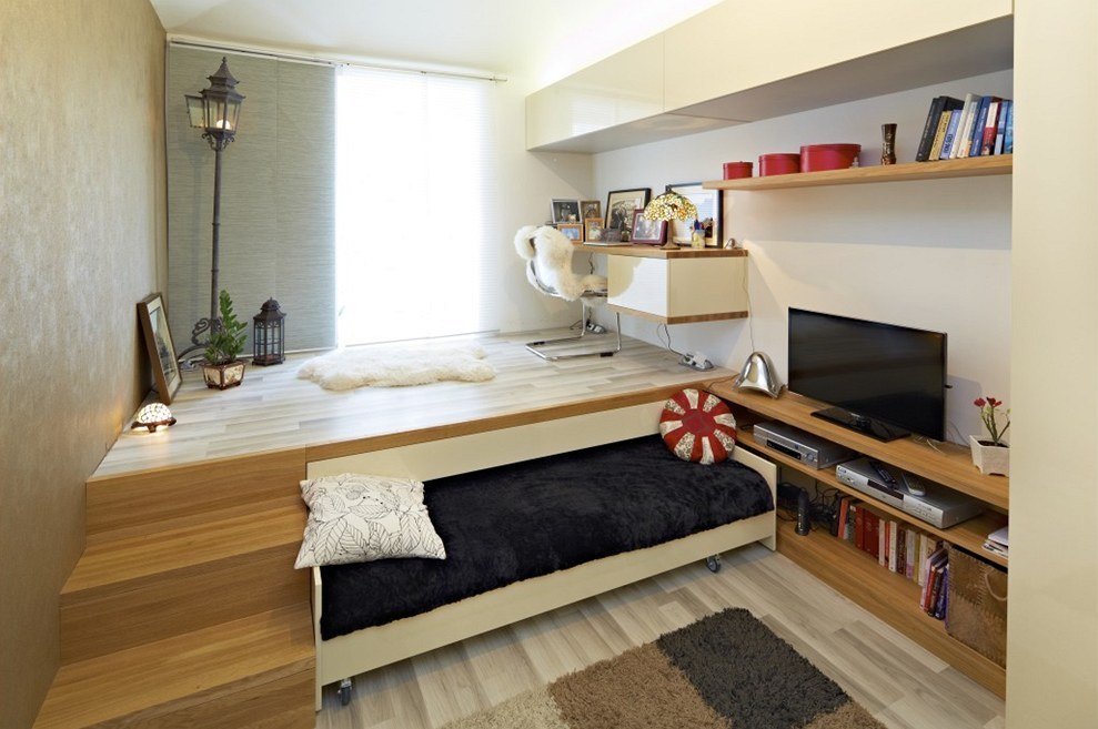 Кровать в деревянном подиуме однокомнатной квартиры